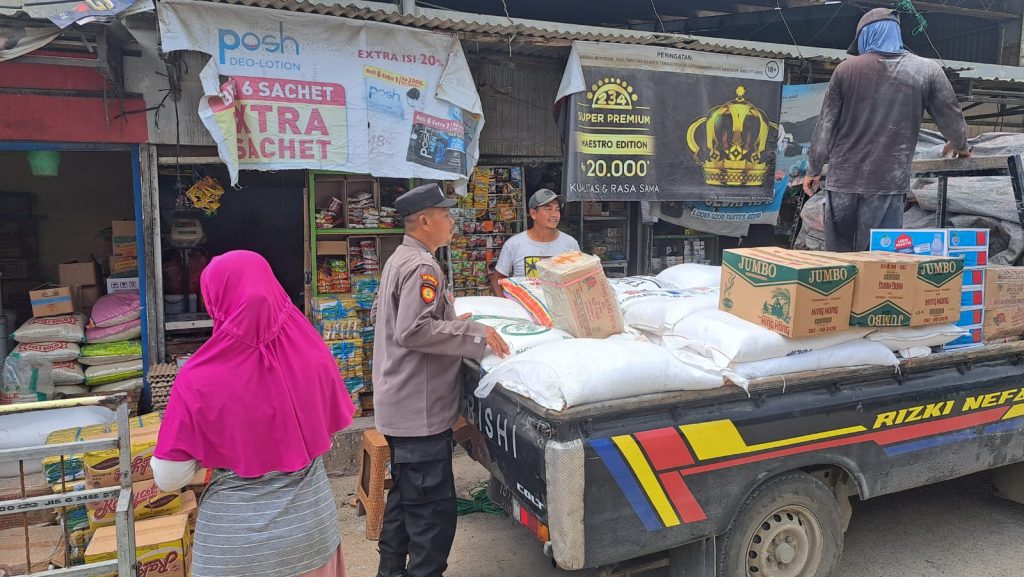 Personil Polsek Sedan Blusukan di Pasaran dan Monitoring Harga Sembako