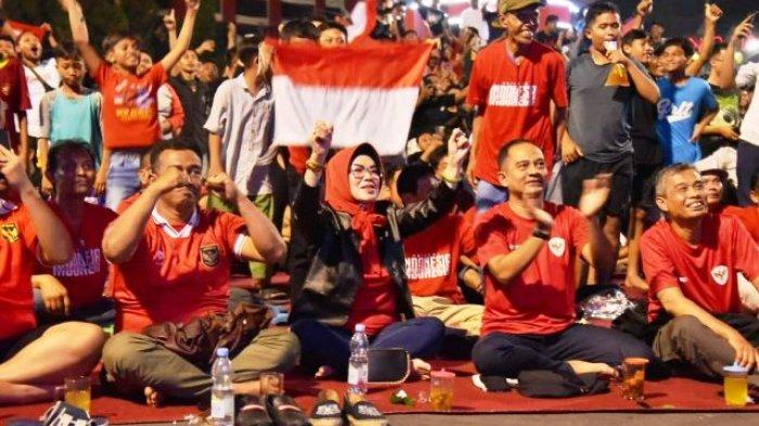 Lesehan Bersama Ribuan Warga, Bupati Nobar Timnas Indonesia di Simpang