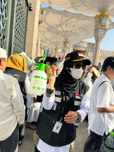 Kisah Polwan Membantu Jemaah Haji saat Cuaca Panas di Arab