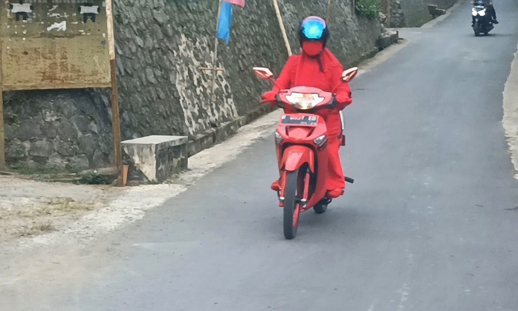 enomena Emak-Emak Berpakaian Merah di Banjarnegara, Viral di Jagat Maya