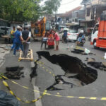 Breaking News: Jalan Raya Muharto Malang Ambles, Lubang 9 Meter Terbentuk