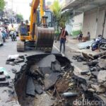 Jalan Raya Muharto Kota Malang Ambles, Lubang 9 Meter Bikin Warga Panik