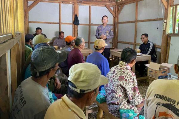 Kolaborasi dengan Penyadap, Sat Binmas Banyumas Dorong Pelestarian Hutan Pinus