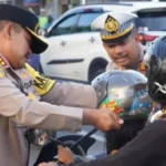 Meriahkan Operasi Zebra Candi 2024, Polres Semarang Sebar Cokelat dan Helm Gratis