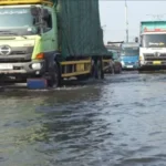 Kendaraan Terhambat Banjir Rob di Jalur Pantura Sayung, Laju Pelan