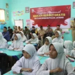 Brimob Polda Jateng di Jepara Bagikan Makan Siang Bergizi untuk Warga