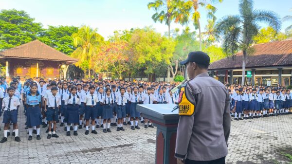 Desa Pengambengan: Bhabinkamtibmas Tekankan Pentingnya Sikap Positif di Sekolah