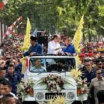 Jokowi Hadiri Kampanye Ahmad Luthfi-Yasin di Grobogan dan Blora, Bagikan Kaus dari Atas Mobil