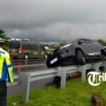 Toyota Fortuner Terlibat Insiden, Mobil Tergantung di Tol Solo-Ngawi