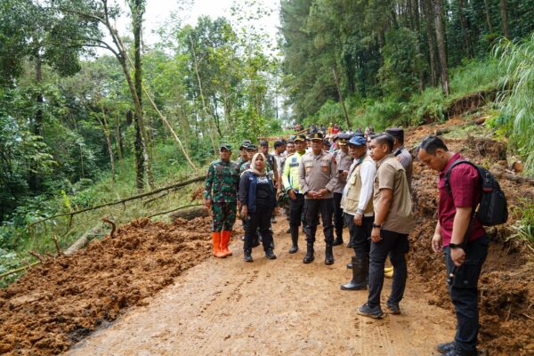 Kapolda Jateng Turun ke Petungkriyono, Cek Kondisi Longsor di Pekalongan