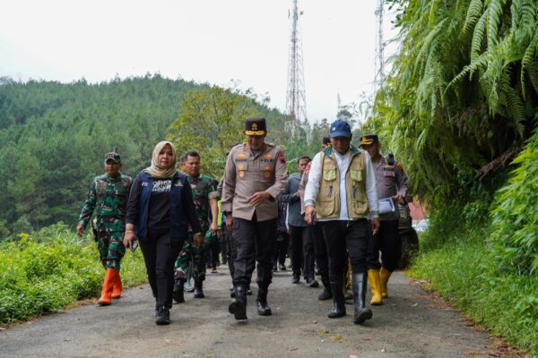 Tinjau Longsor Petungkriyono, Kapolda Jateng Fokus pada Evakuasi dan Infrastruktur